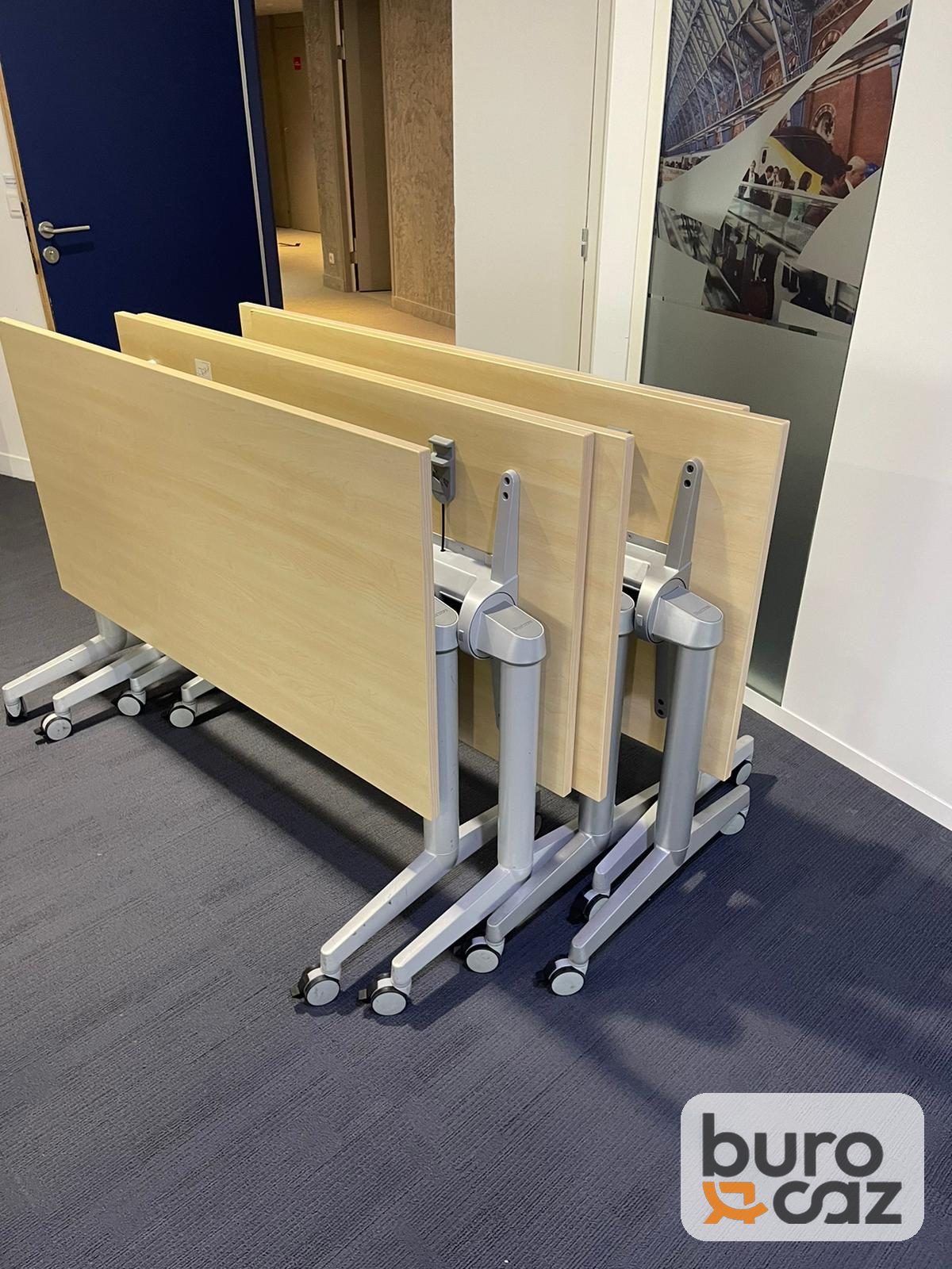 Table pliante basculante bois clair sur roulettes — photo 4