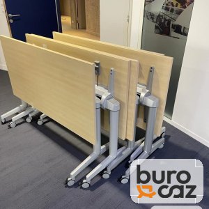 Table pliante basculante sur roulettes plateau érable