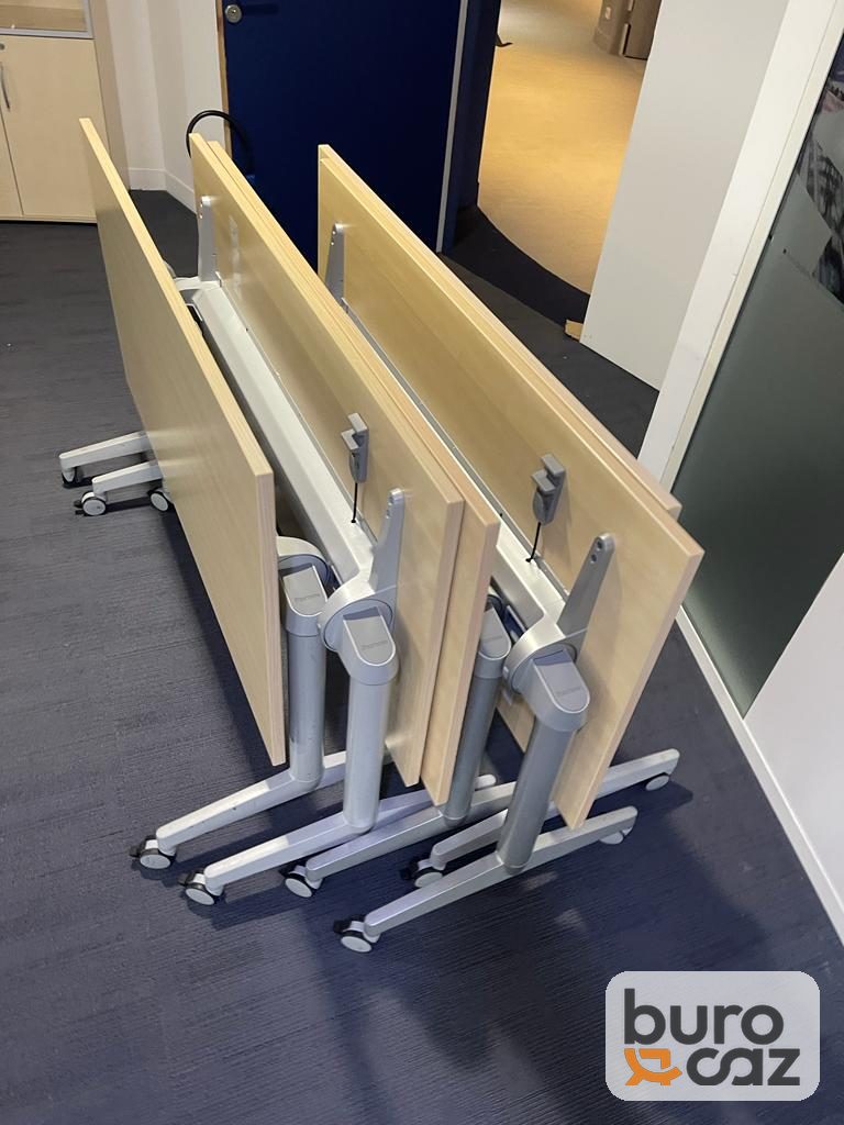 Table pliante basculante sur roulettes plateau érable — photo 3