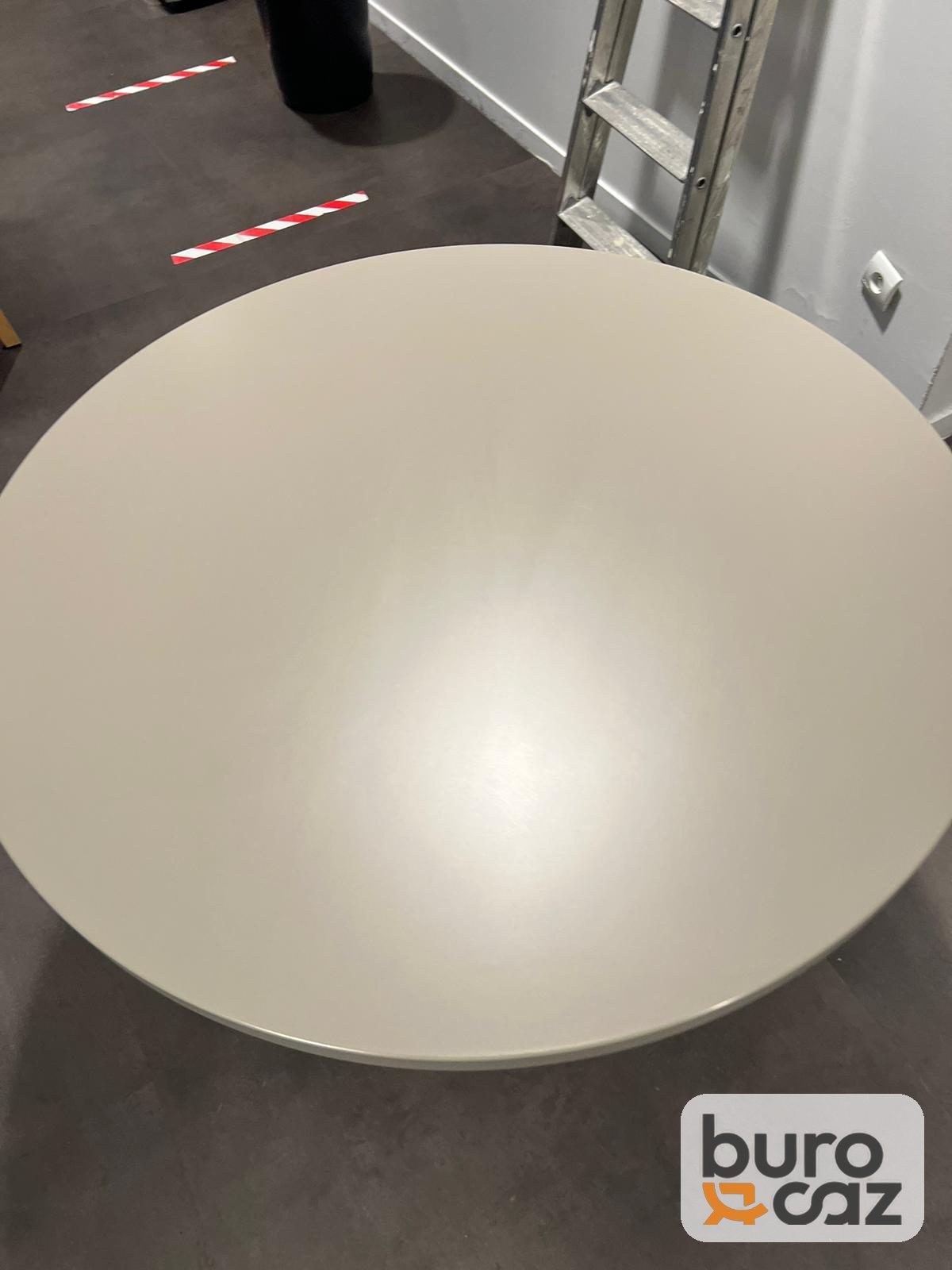 Table ronde blanche pied tulipe — photo 2