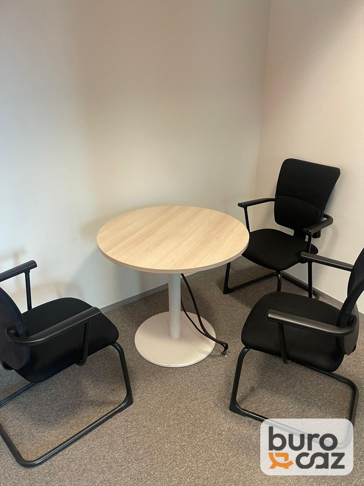 Table ronde bois clair pied central blanc — photo 3