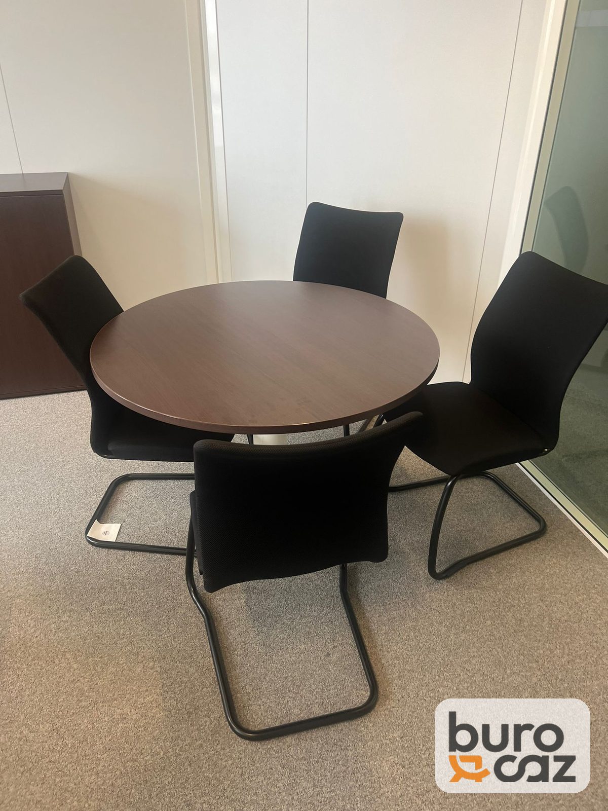 Table ronde bois foncé pied central