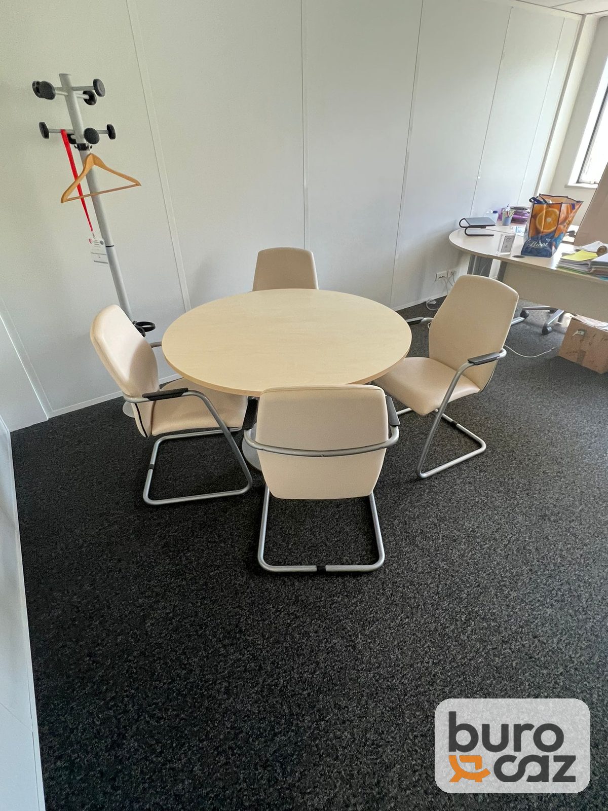 Table ronde claire pied central