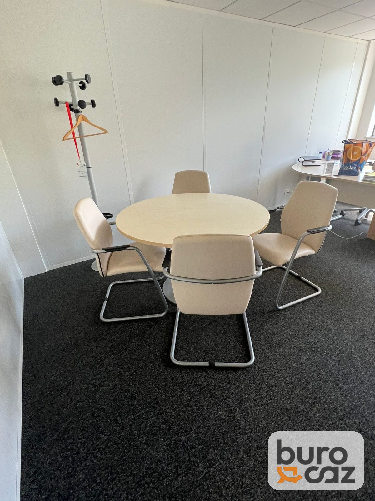 Table ronde claire pied central — photo 2