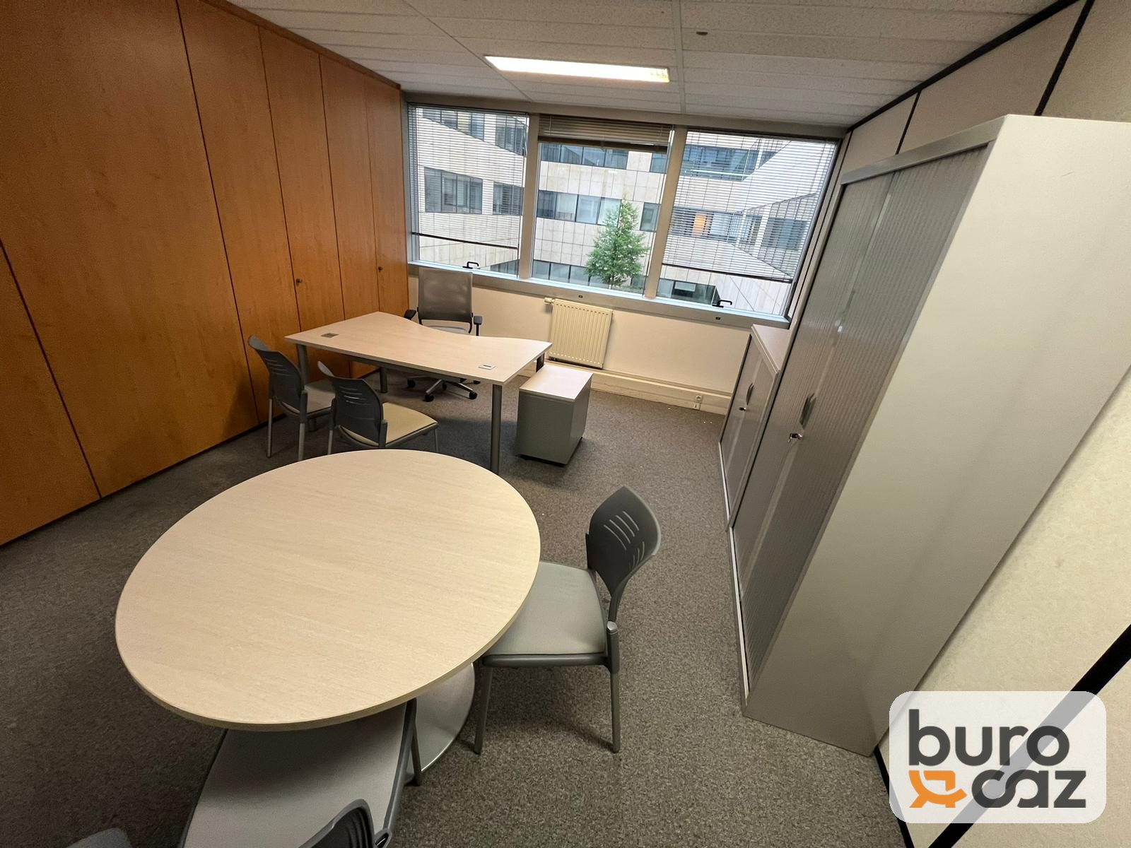 Table ronde plateau bois clair pied central — photo 3