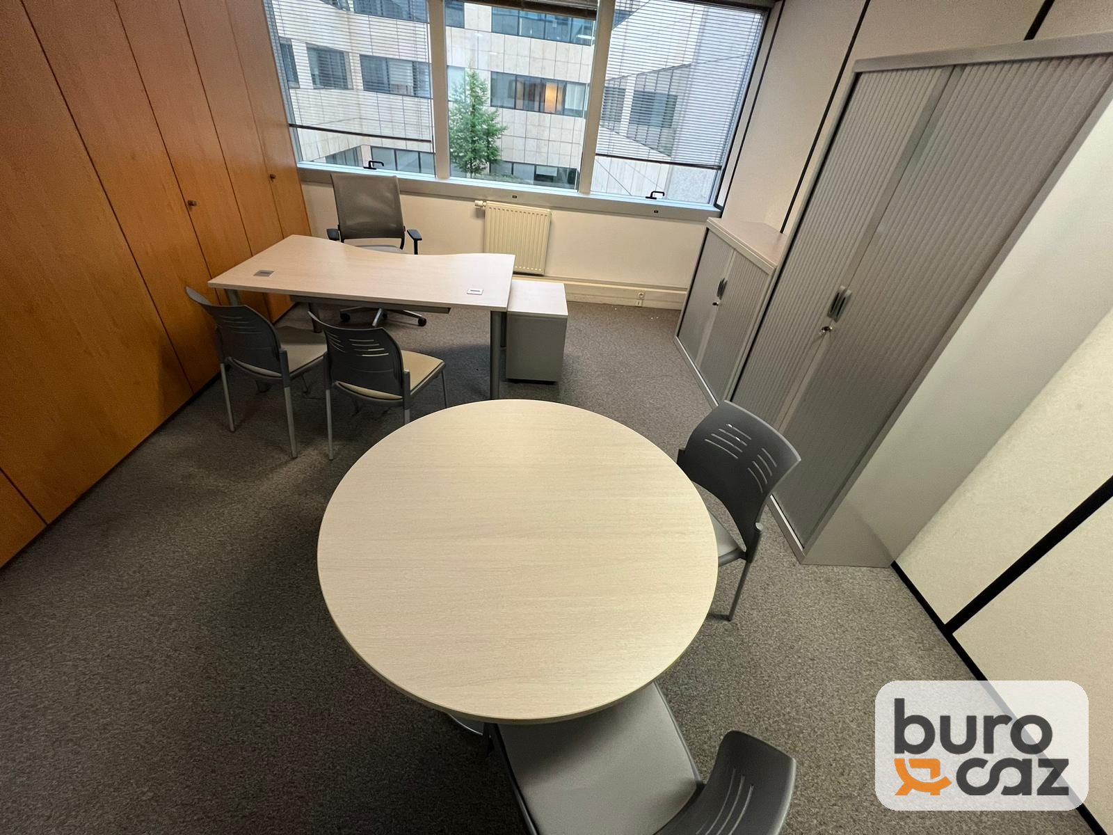 Table ronde plateau bois clair pied central — photo 4