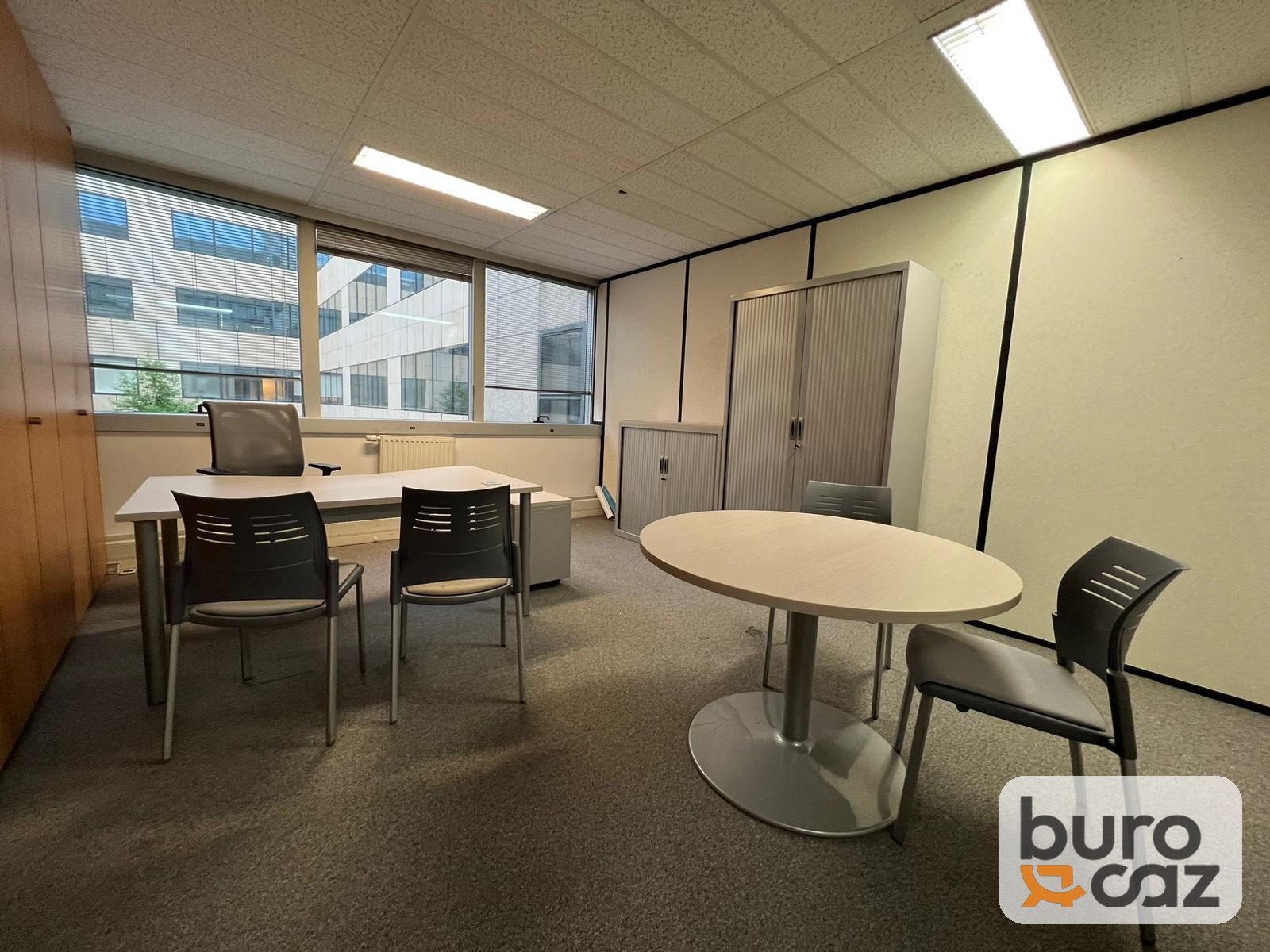 Table ronde plateau bois clair pied central — photo 6