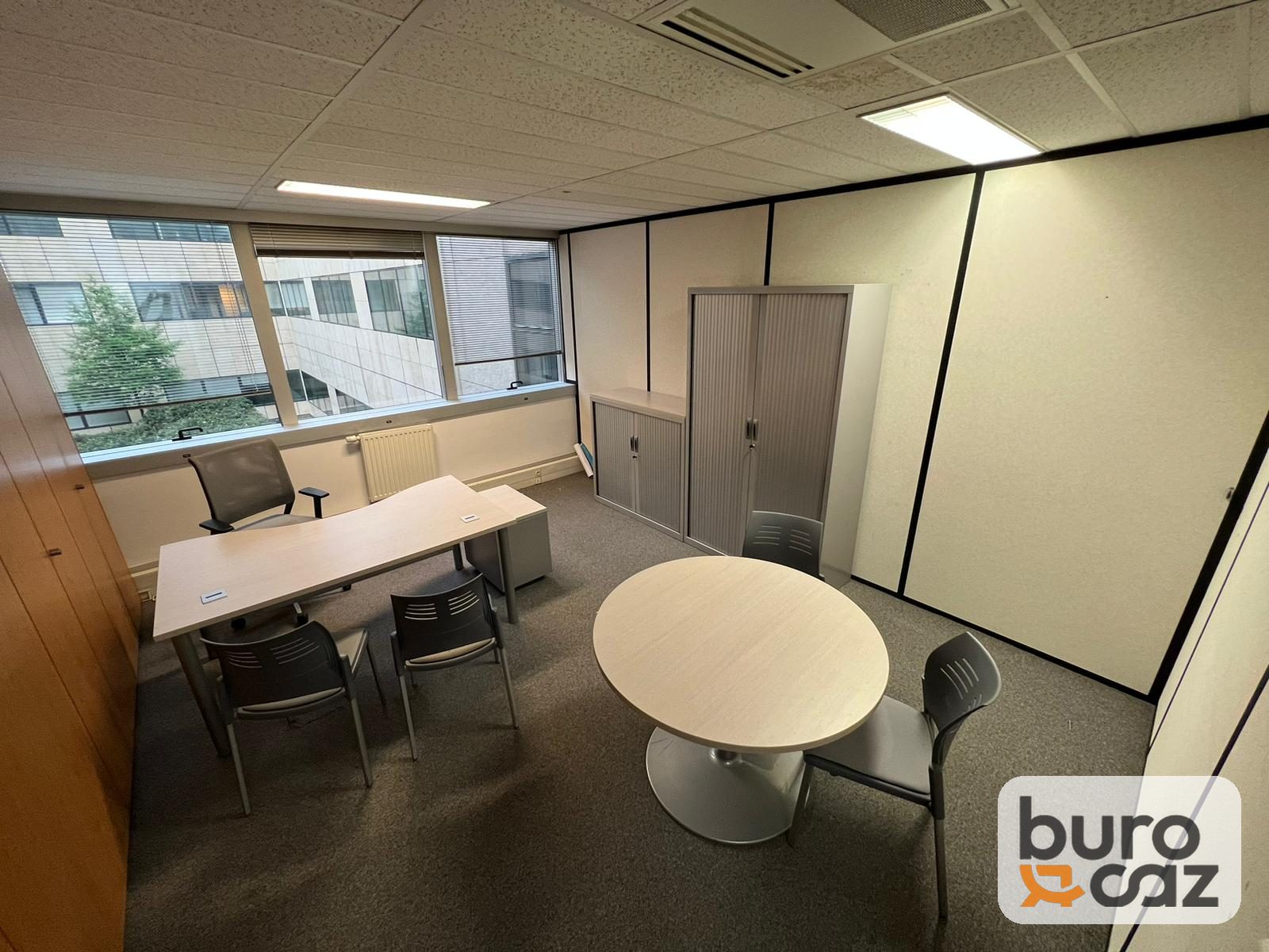 Table ronde plateau bois clair pied central — photo 7