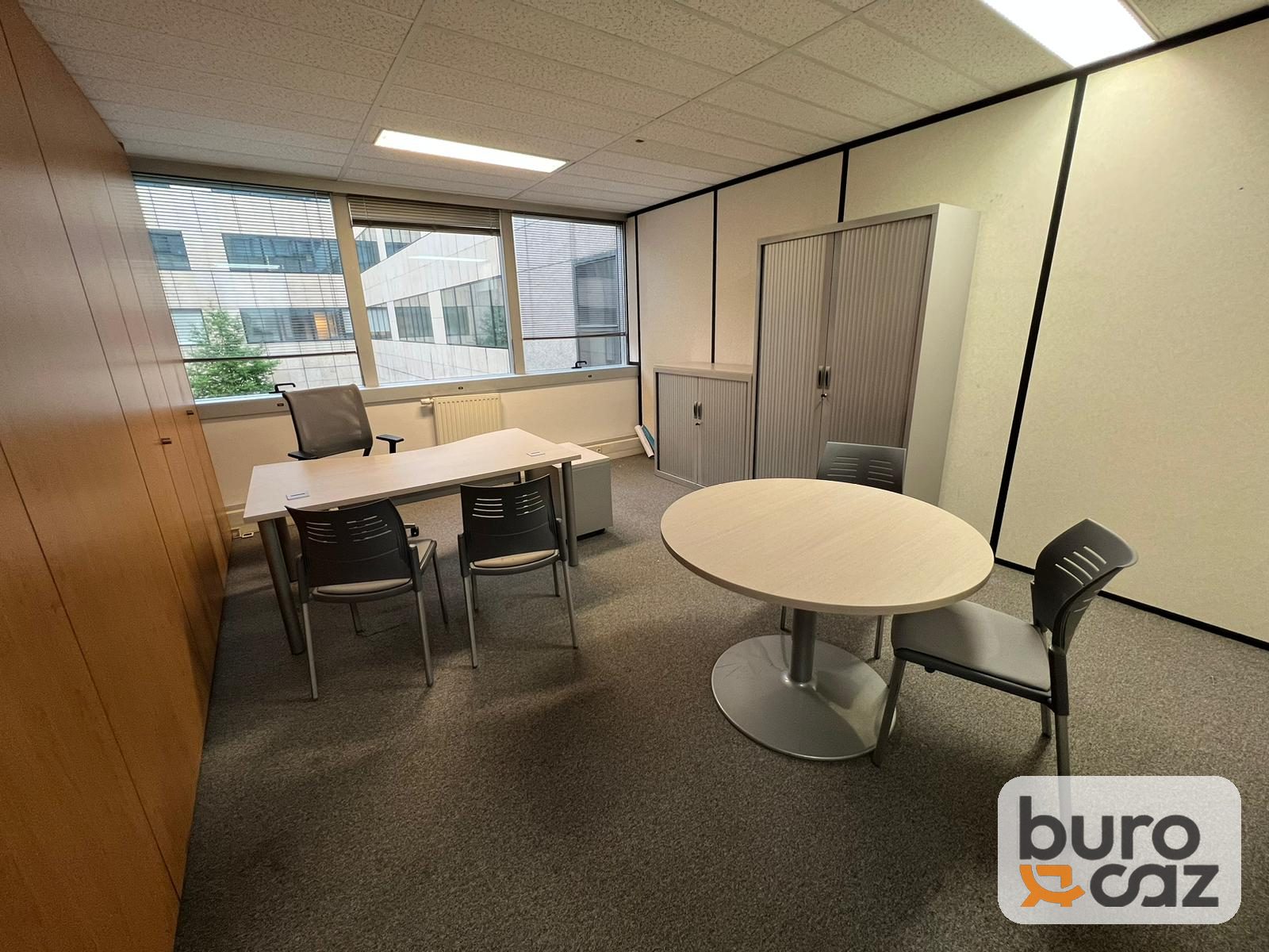 Table ronde plateau bois clair pied central — photo 8