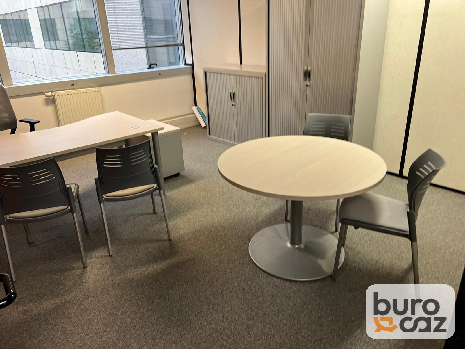 Table ronde plateau bois clair pied central — photo 9