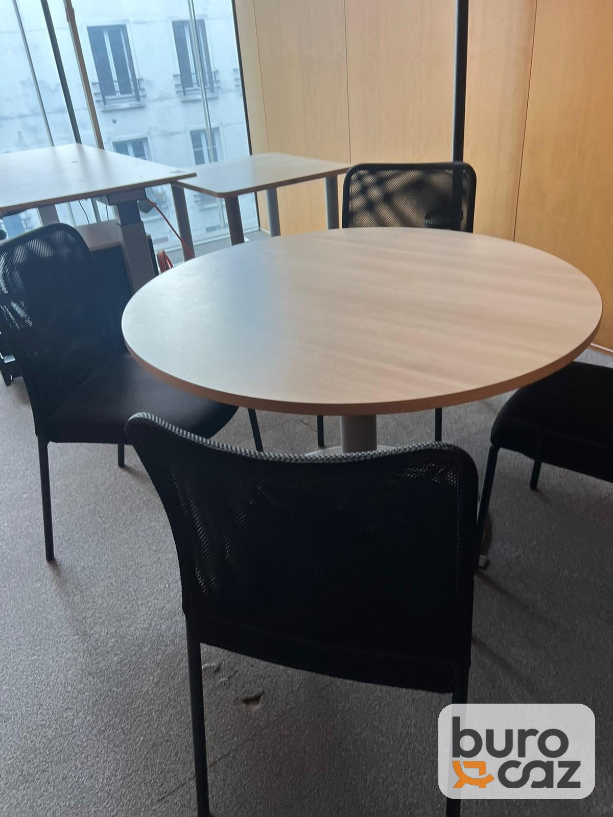 Table ronde plateau bois clair pied central gris — photo 2