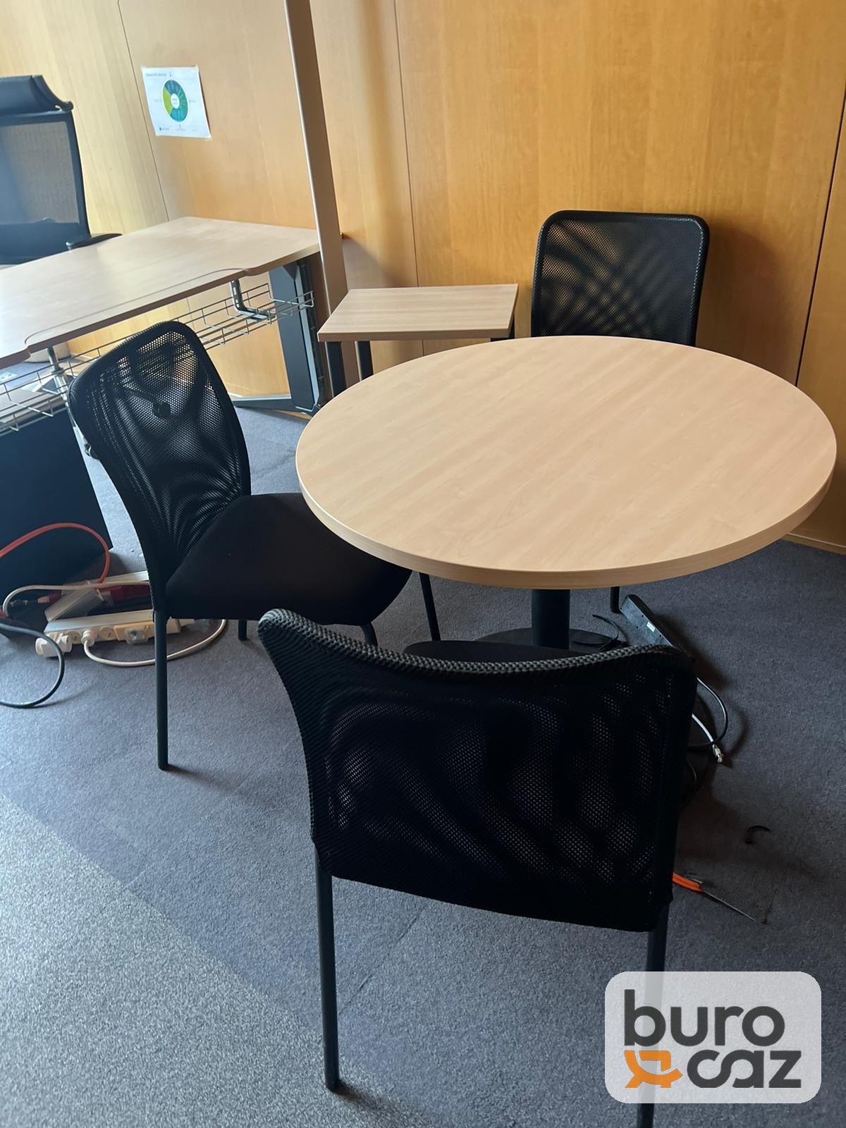Table ronde plateau bois clair pied central gris — photo 3