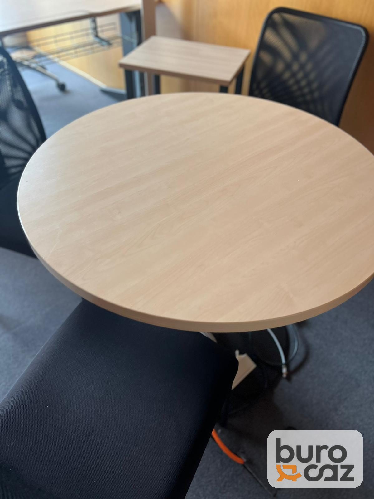 Table ronde plateau bois clair pied central gris — photo 4