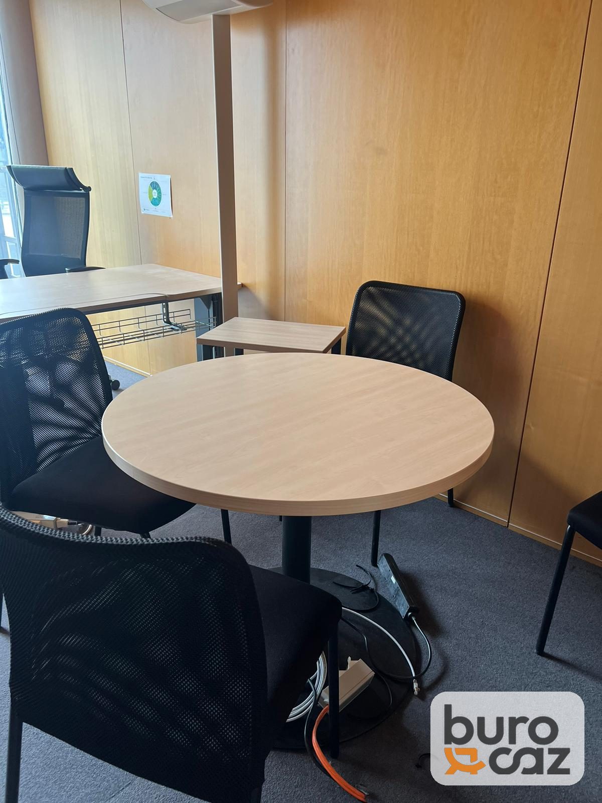Table ronde plateau bois clair pied central gris — photo 5