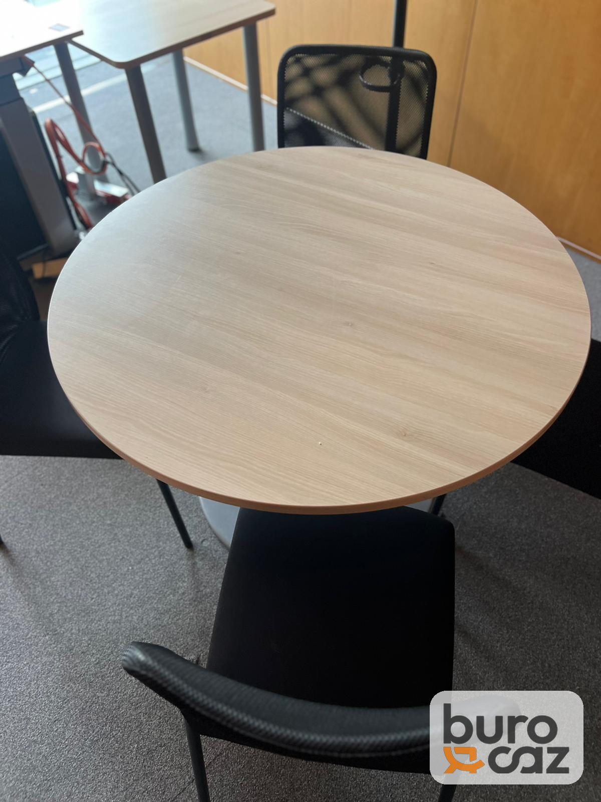 Table ronde plateau bois clair pied central gris — photo 6
