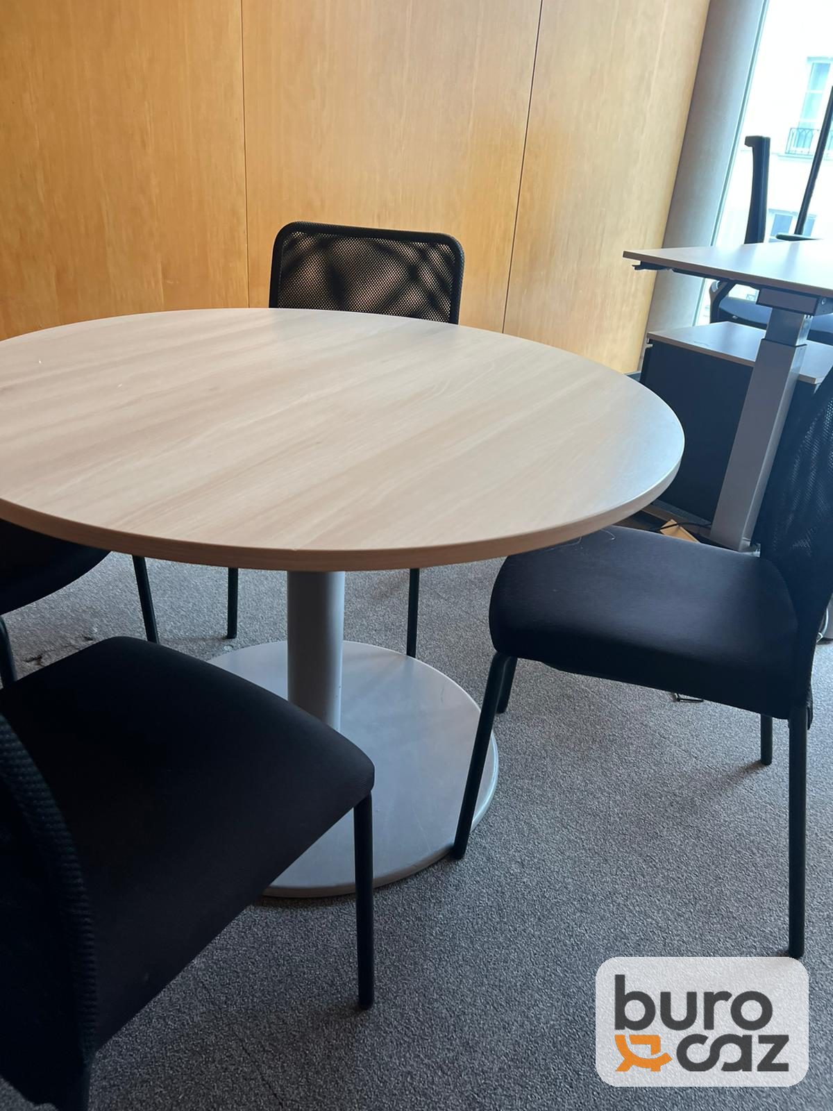 Table ronde plateau bois clair pied central gris — photo 7