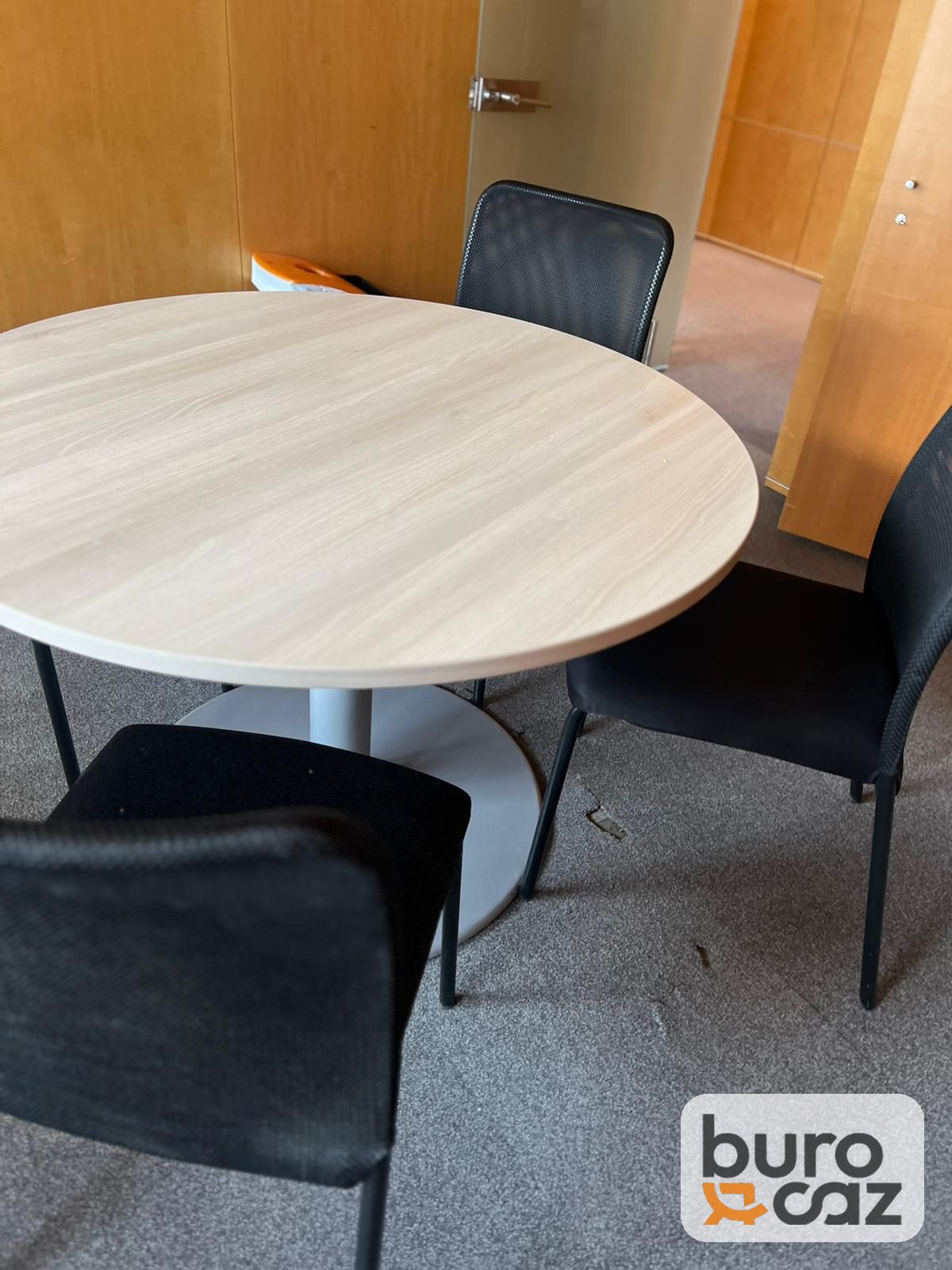 Table ronde plateau bois clair pied central gris — photo 8
