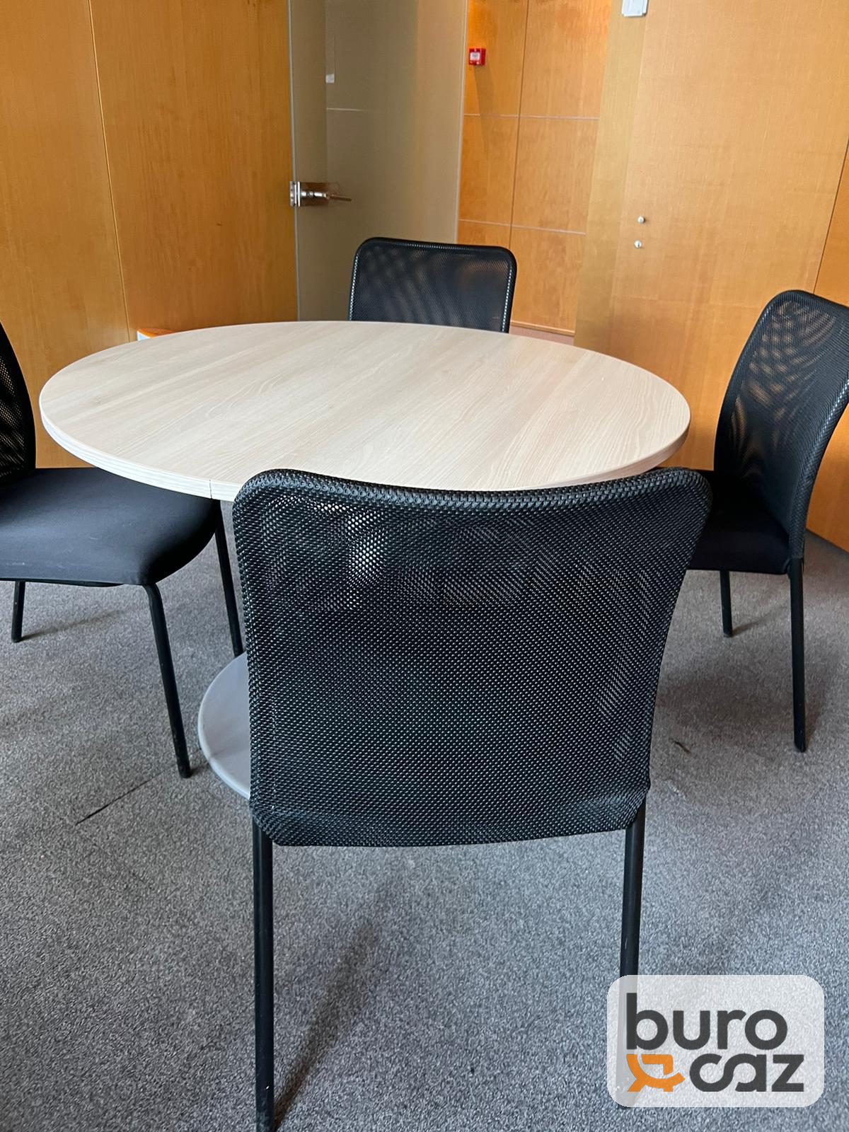 Table ronde plateau bois clair pied central gris — photo 9