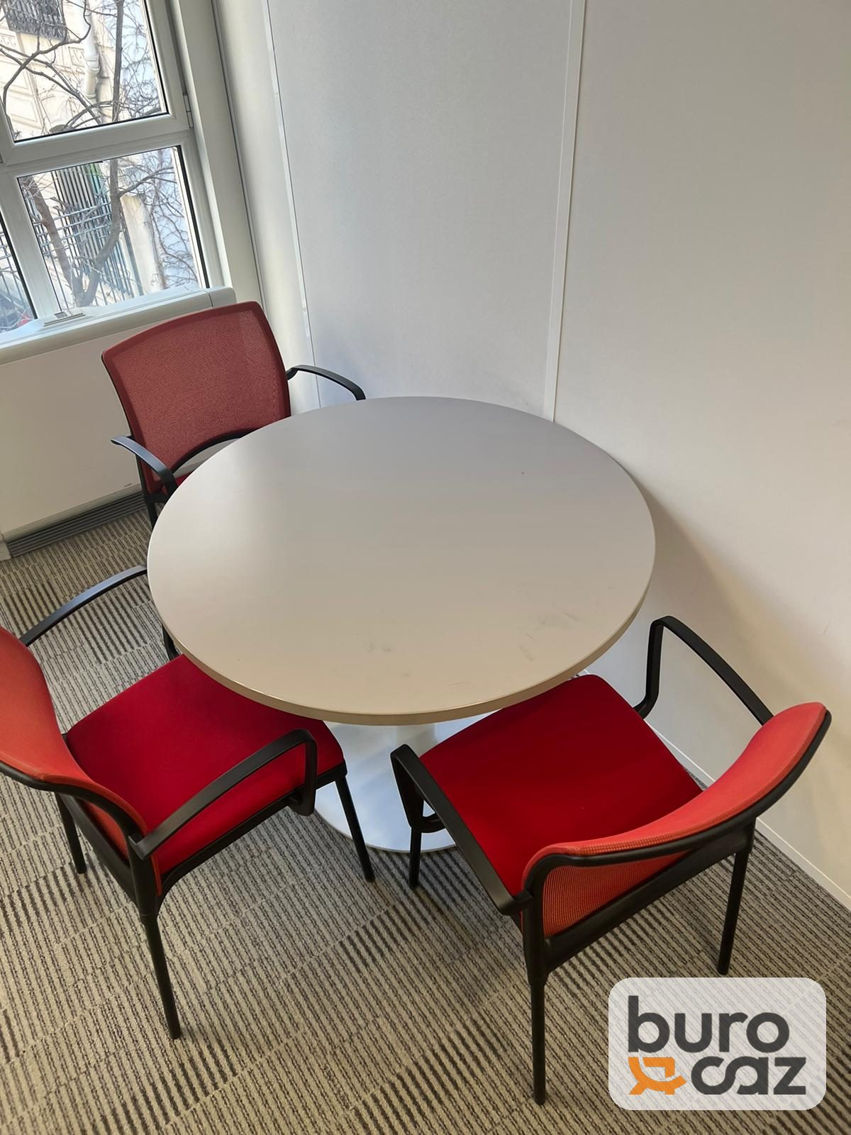 Table ronde plateau clair pied tulipe blanc — photo 2