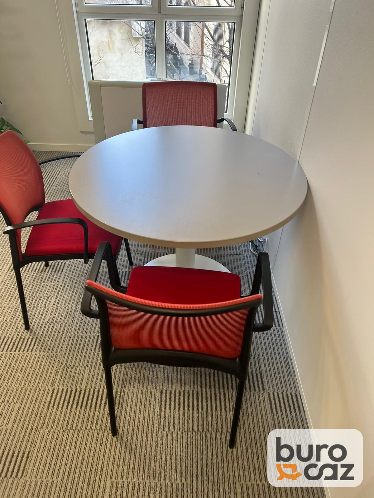 Table ronde plateau clair pied tulipe blanc — photo 3