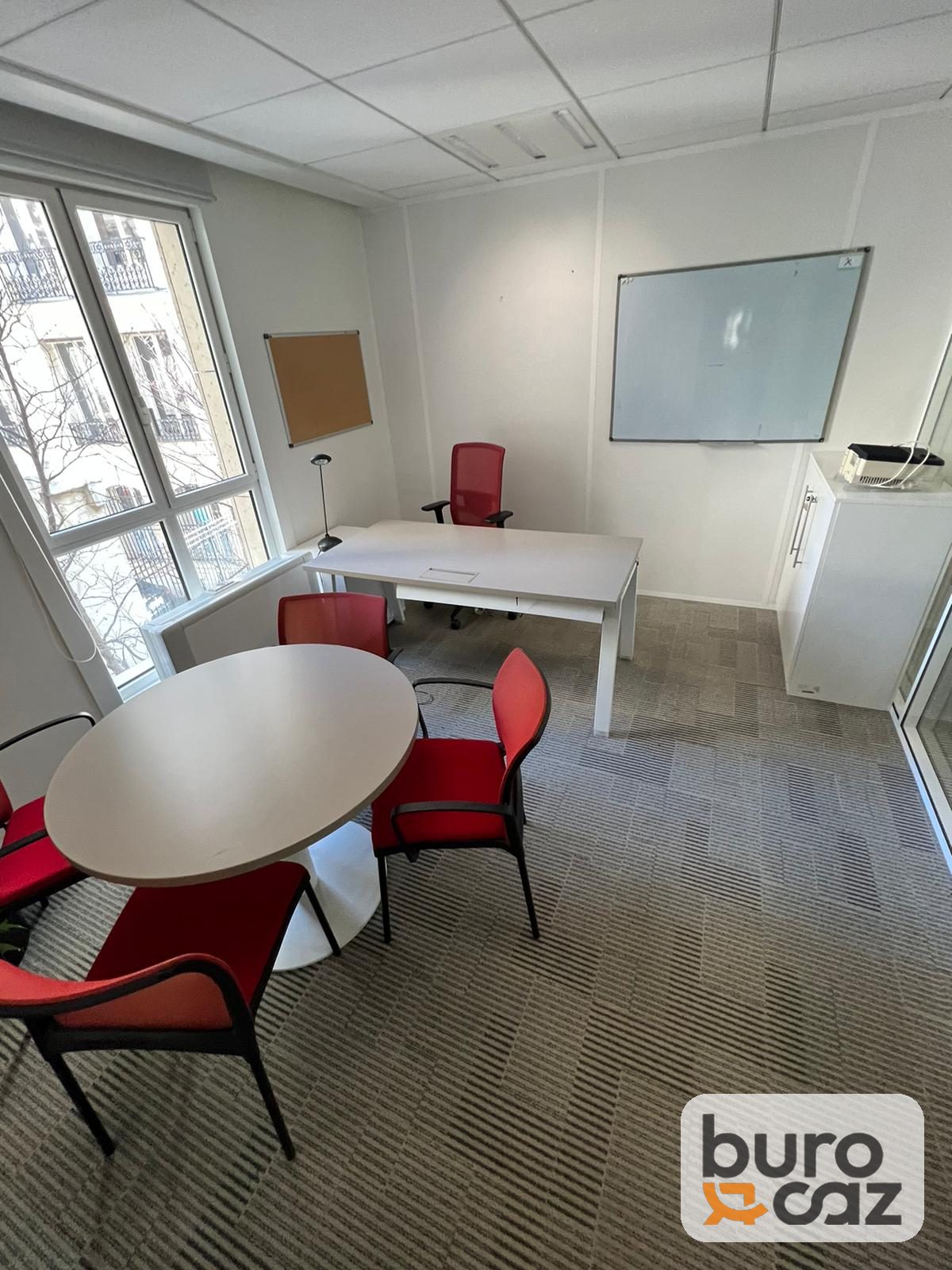 Table ronde plateau clair pied tulipe blanc — photo 4