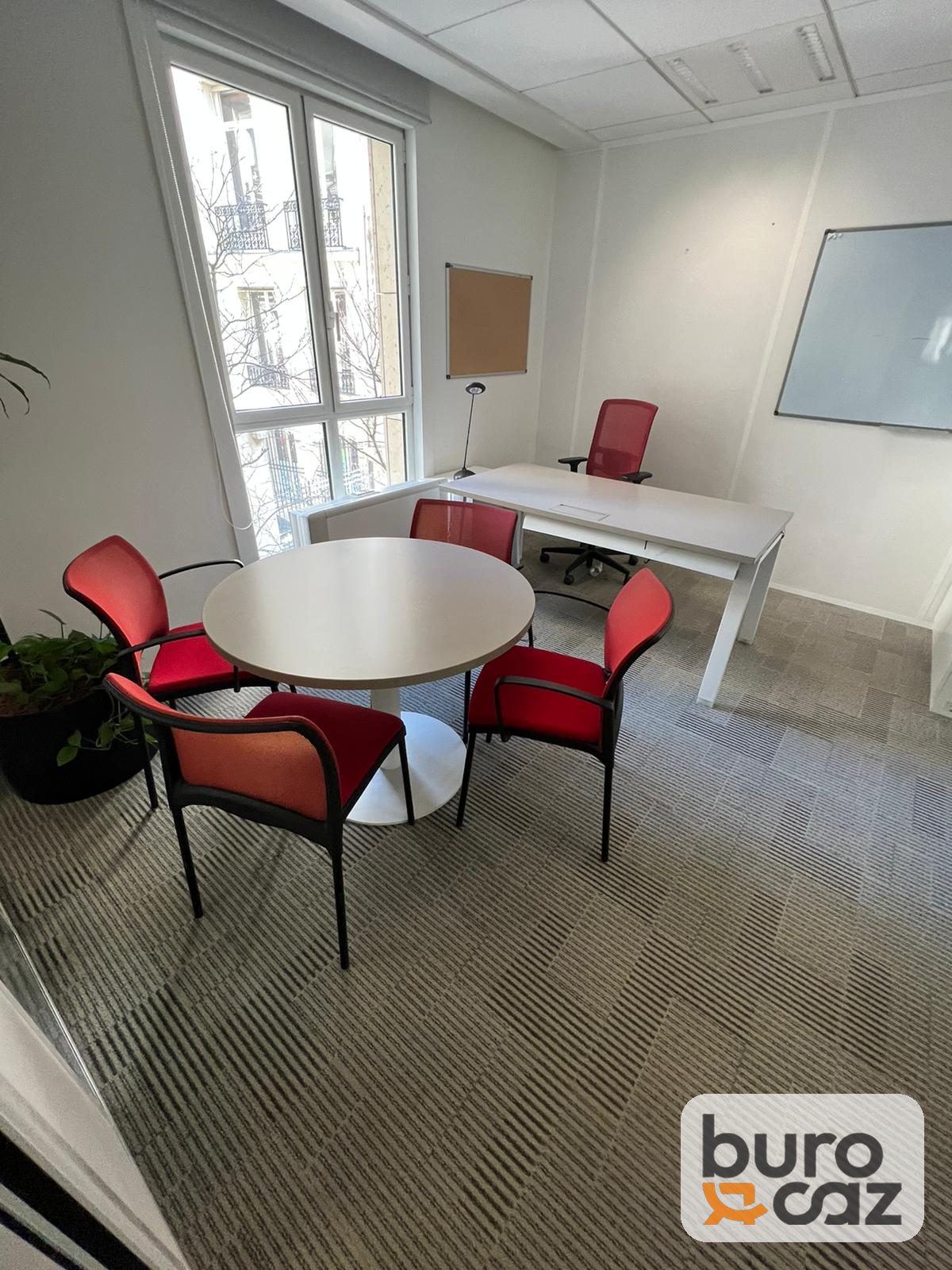 Table ronde plateau clair pied tulipe blanc — photo 5