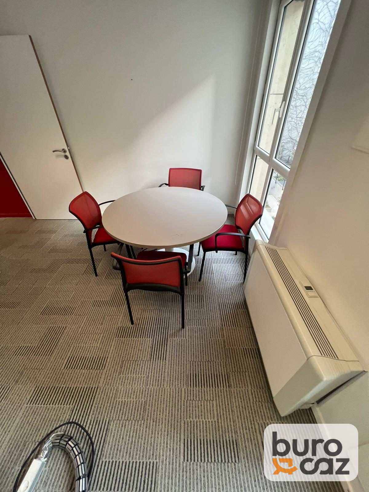 Table ronde plateau clair pied tulipe blanc — photo 6