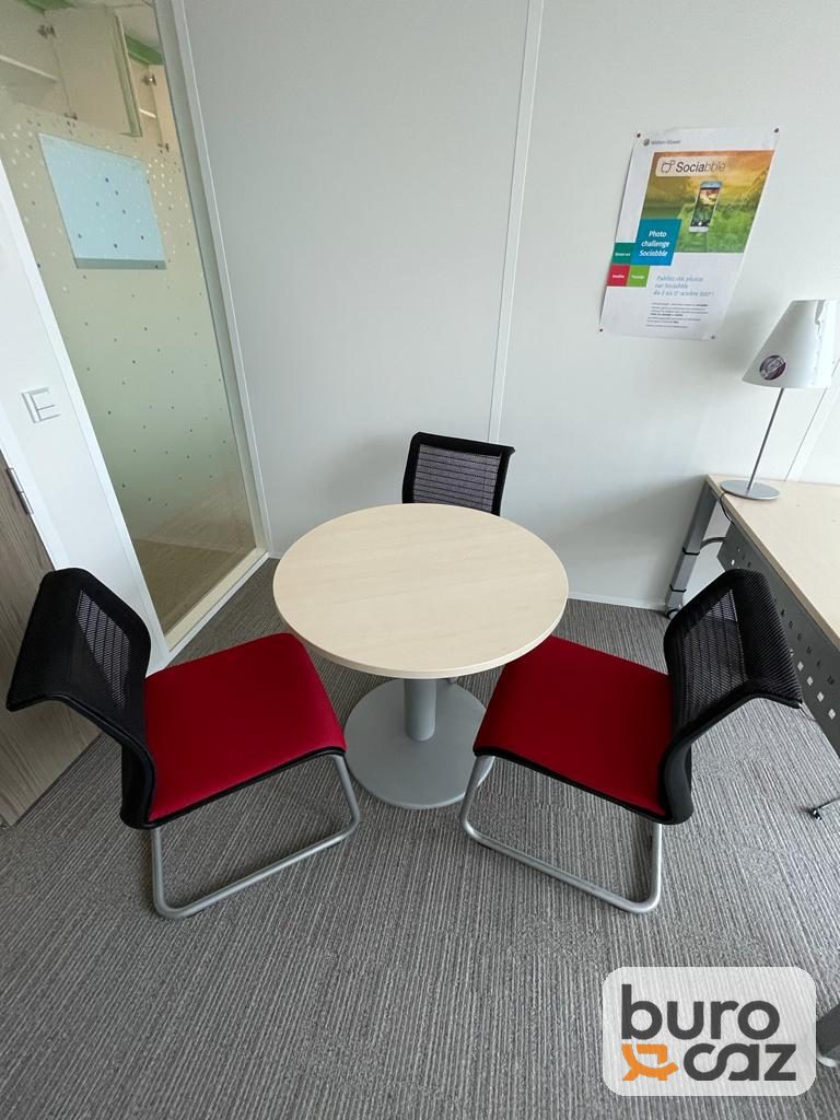 Table ronde plateau érable clair pied central gris — photo 3