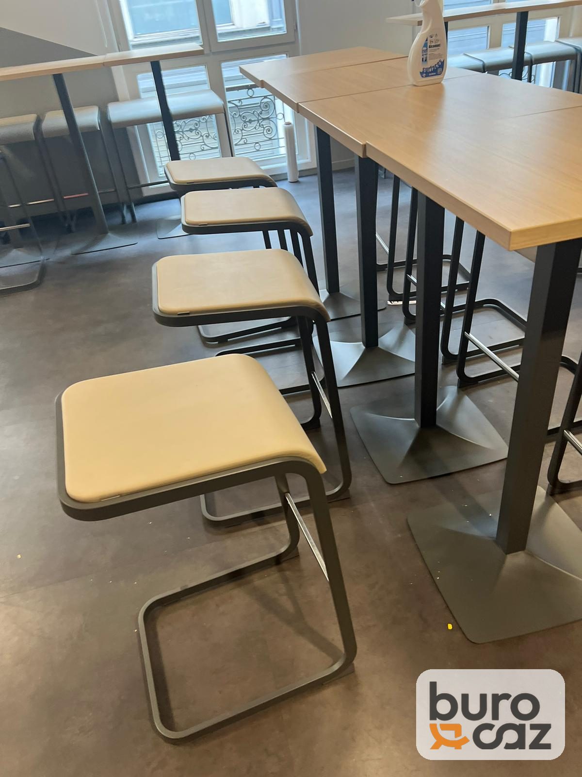 Tabouret haut assise simili beige piètement luge noir